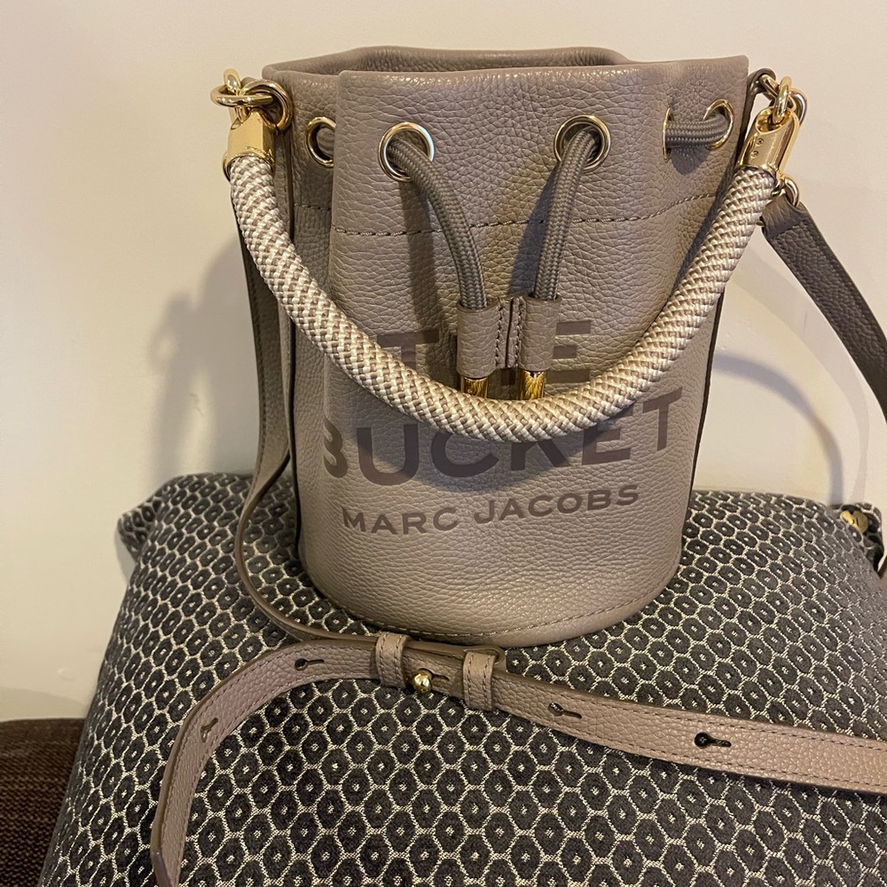 Marc Jacobs -The leather bucket bag - Picture 2 of 5